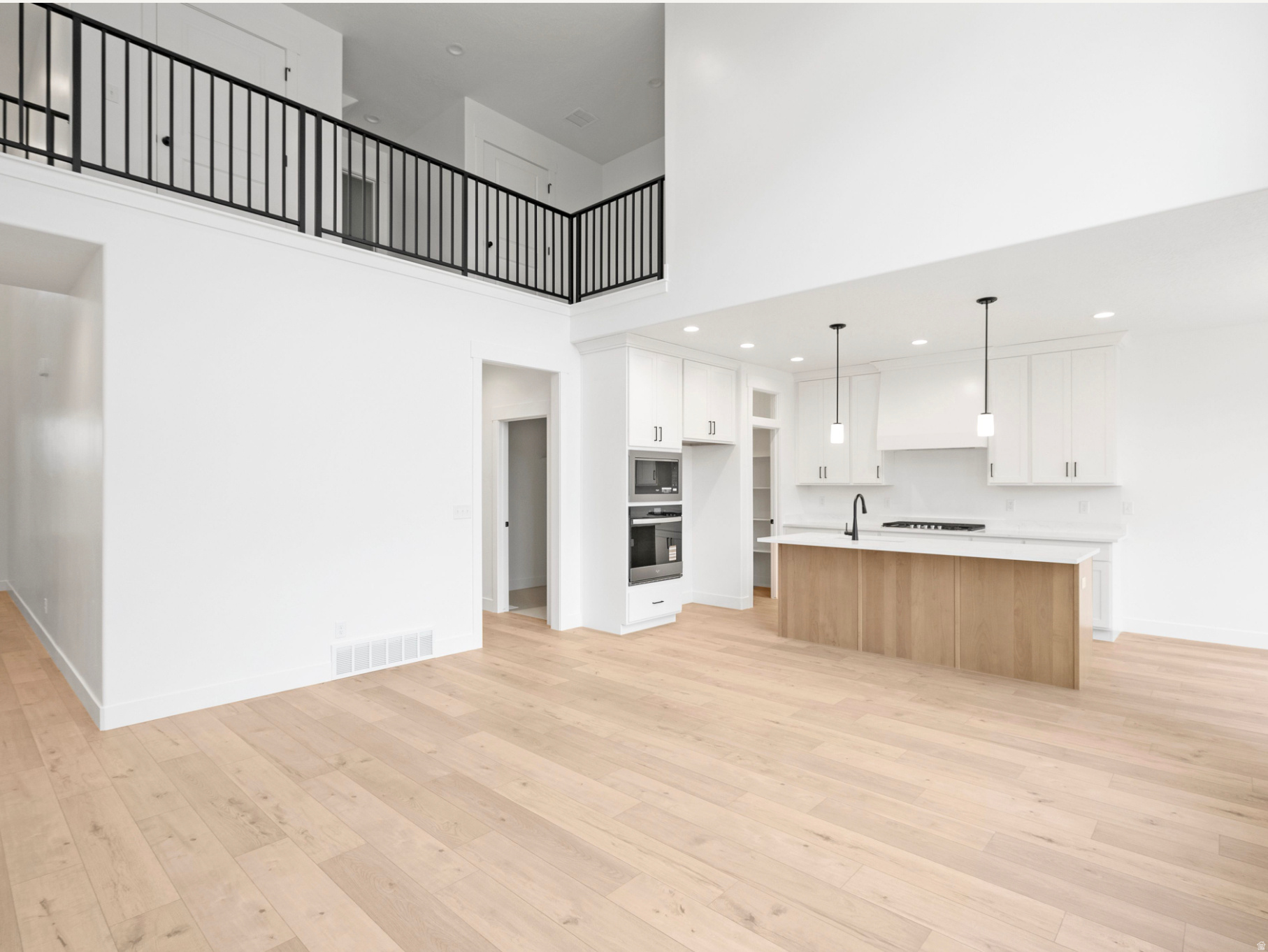 BROAD HOLLOW - Residential