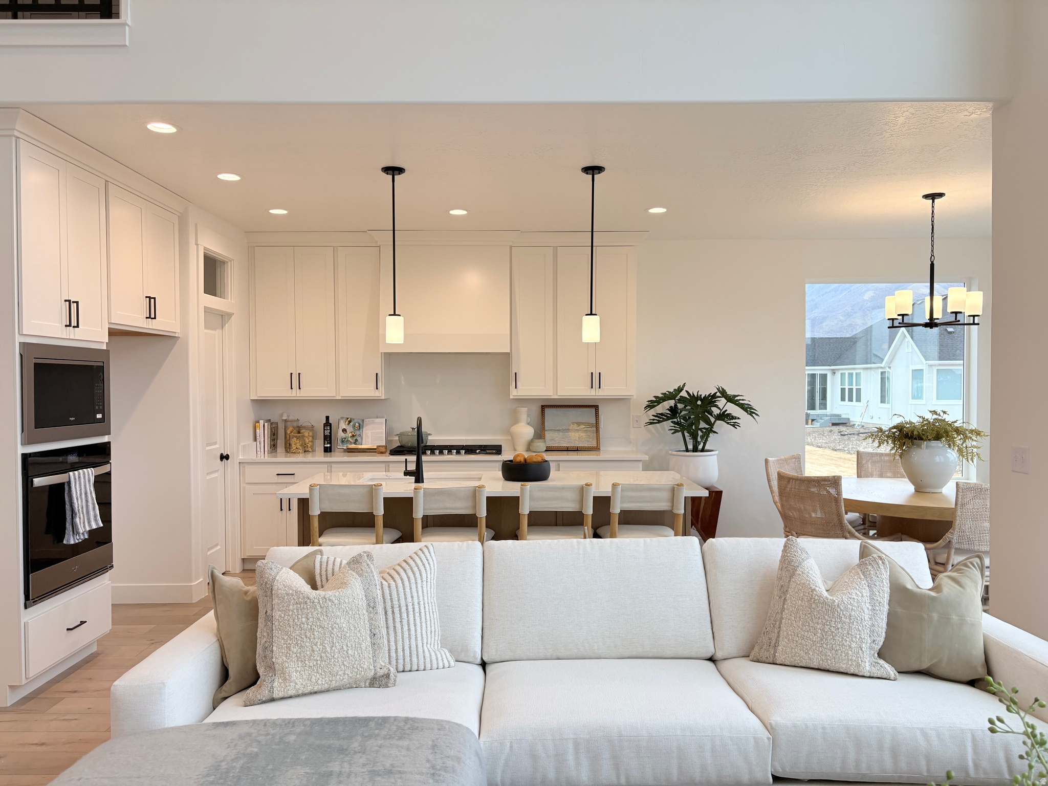 BROAD HOLLOW - Residential