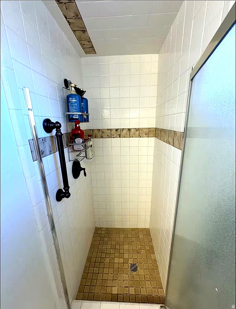 CROWN COLONY - Residential