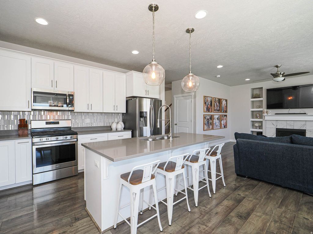 Photo of 957 W MCKENNA RD S, Bluffdale, UT 84065 (MLS # 2138794)