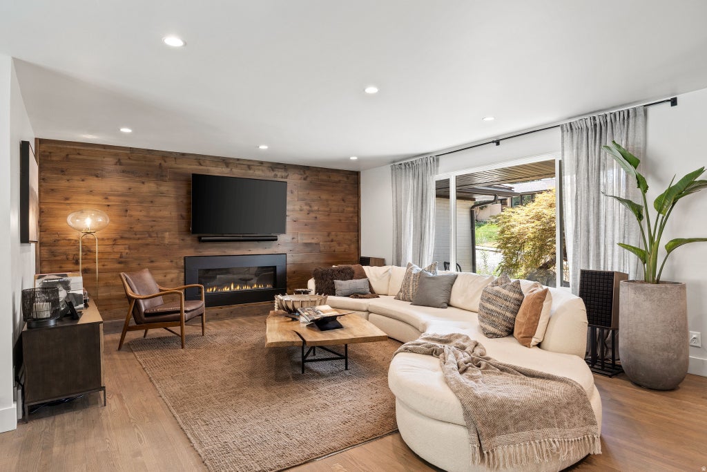 Photo of 2607 E NOTTINGHAM WAY, Salt Lake City, UT 84108 (MLS # 2180980)