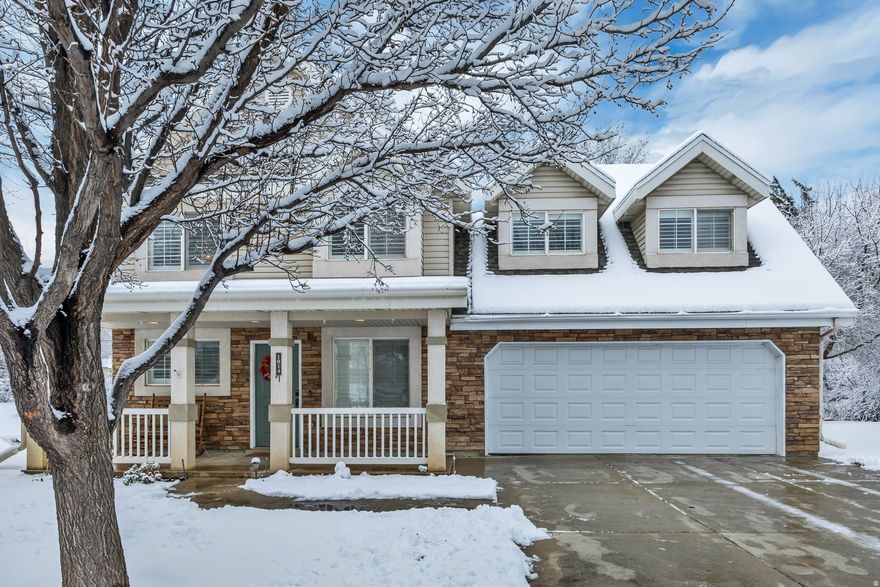 Beautiful single family home in the cozy neighborhood of Farr Orchard Farms. New roof and hot water heater in 2024, plantation shutters throughout, and a location that cannot be beat! You'll love the backyard stream and the low maintenance living.