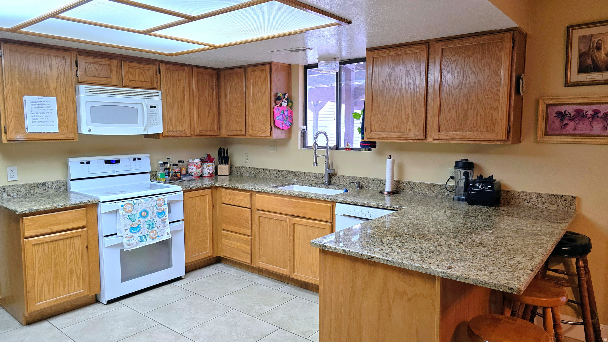 Main image without alt text