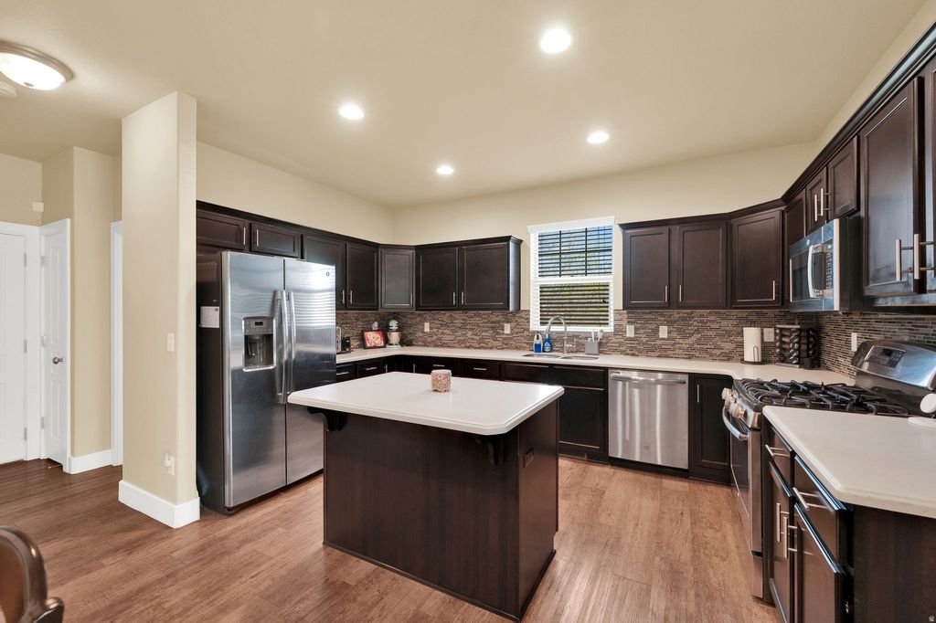 Photo of 1841 W VIEW POINT DR, Woods Cross, UT 84087 (MLS # 2145990)