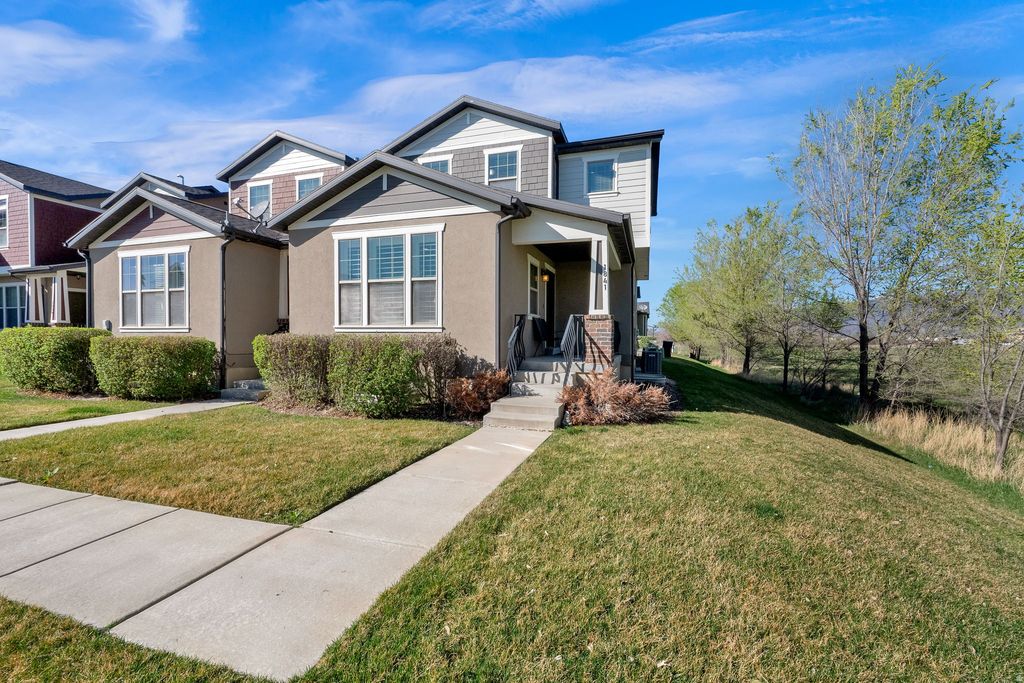 Photo of 1841 W VIEW POINT DR, Woods Cross, UT 84087 (MLS # 2145990)