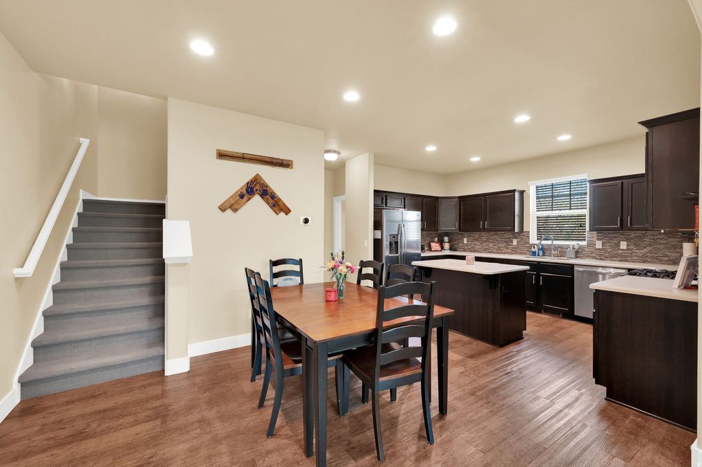 Photo of 1841 W VIEW POINT DR, Woods Cross, UT 84087 (MLS # 2145990)