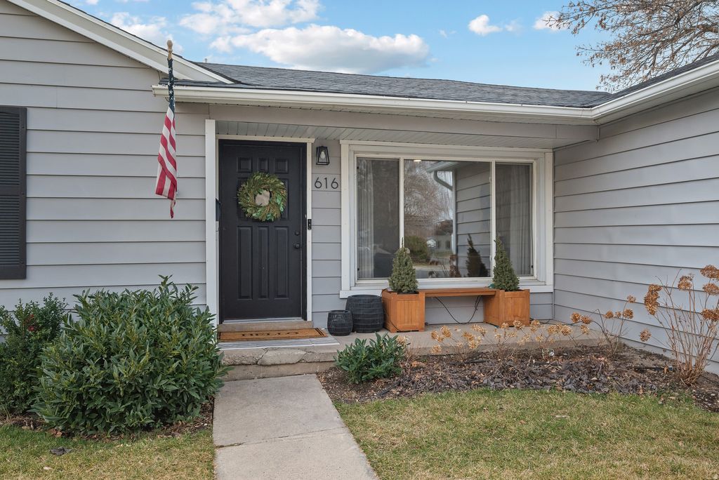 Photo of 616 E AARON Ave S, Springville, UT 84663 (MLS # 2141932)