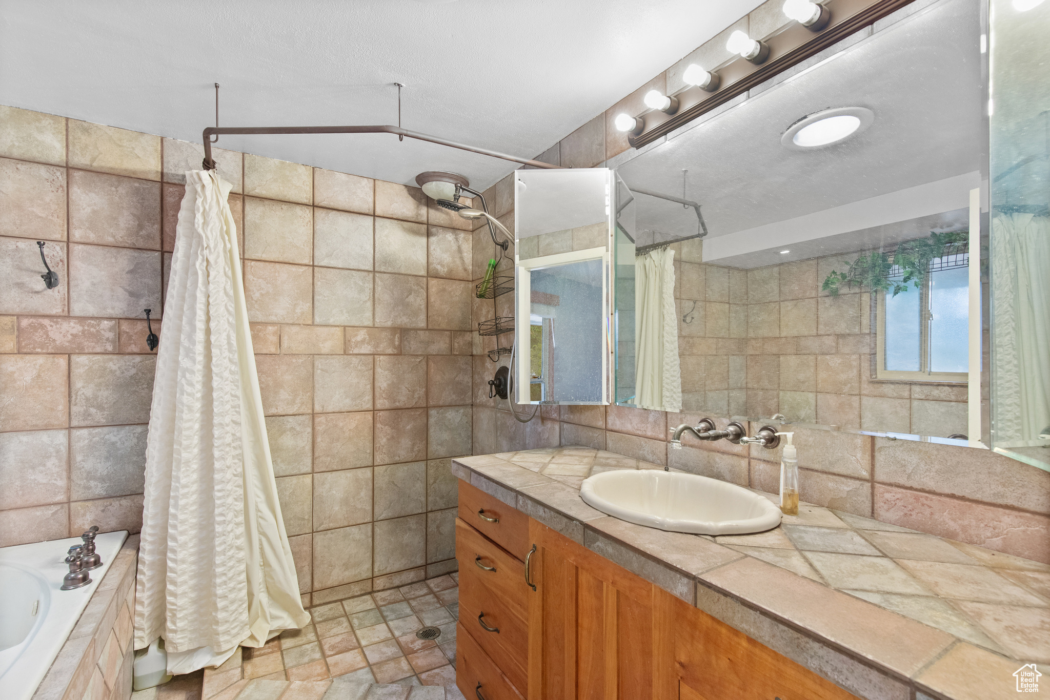 KINGS ROW SU - Residential