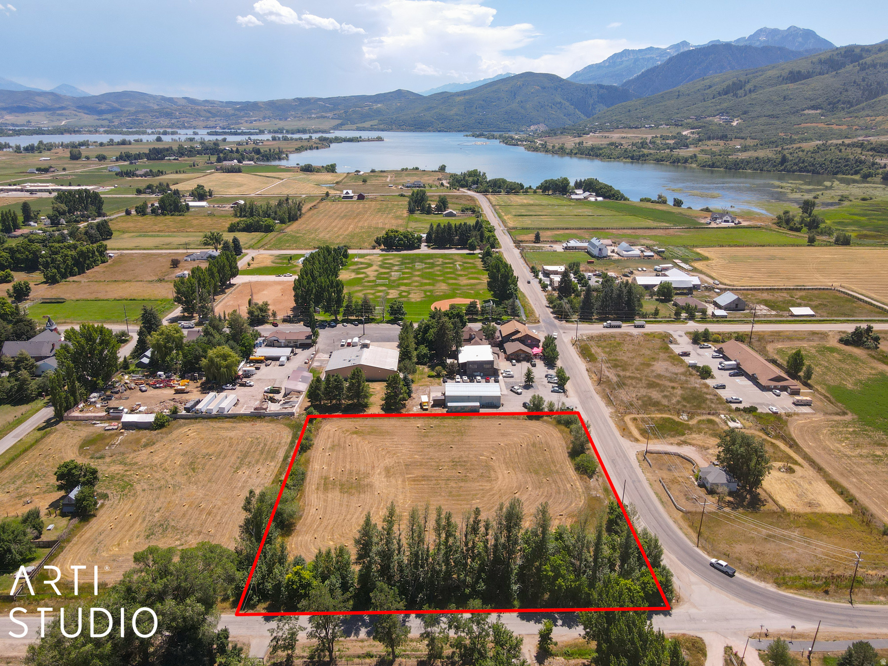 Main image without alt text