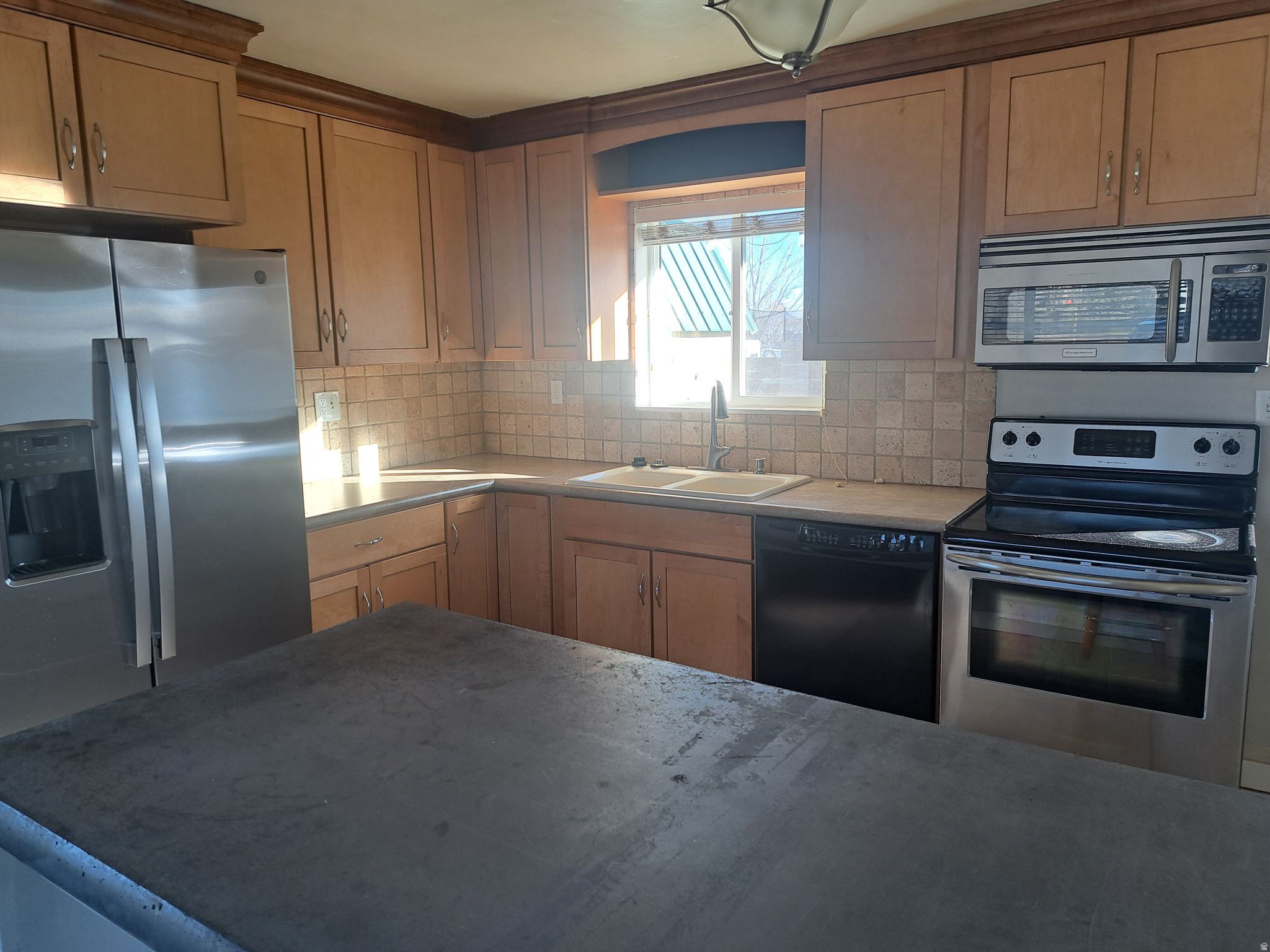 Main image without alt text