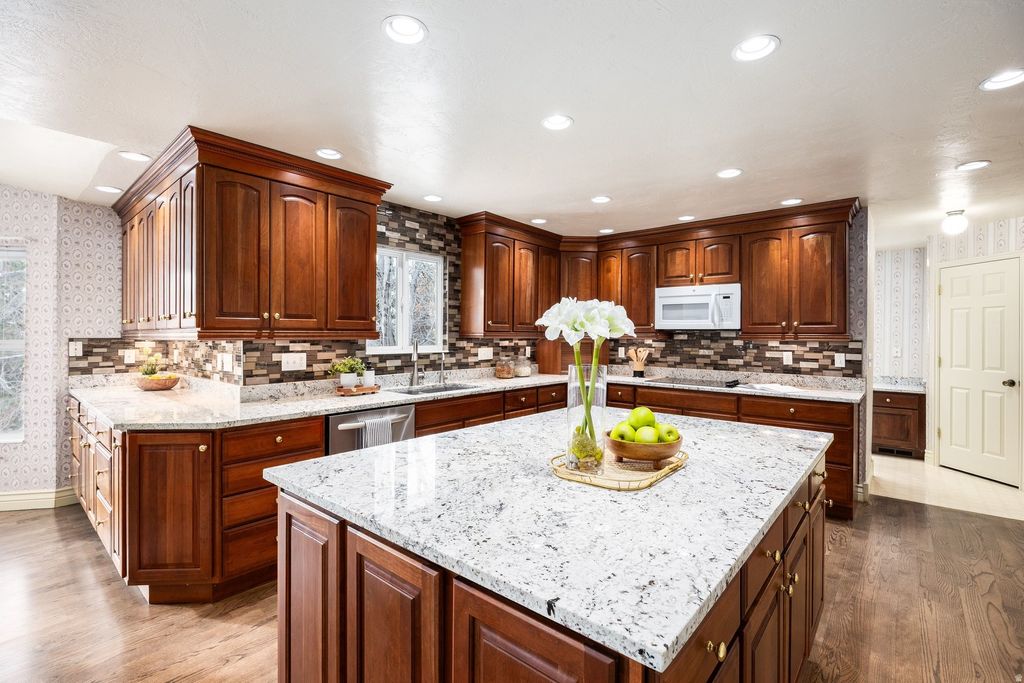 Photo of 871 N POPLAR CIR E, Centerville, UT 84014 (MLS # 2138578)