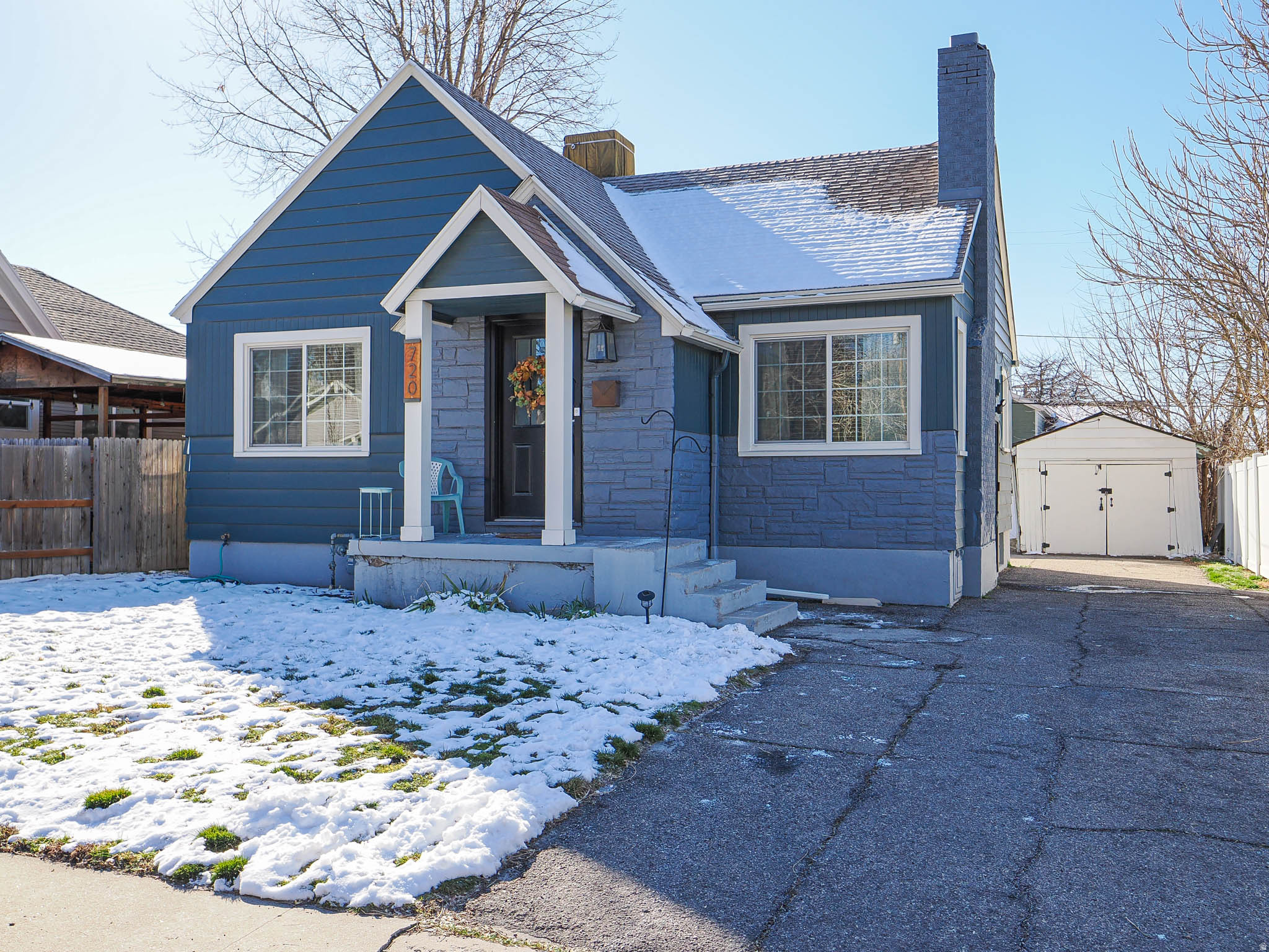 Main image without alt text