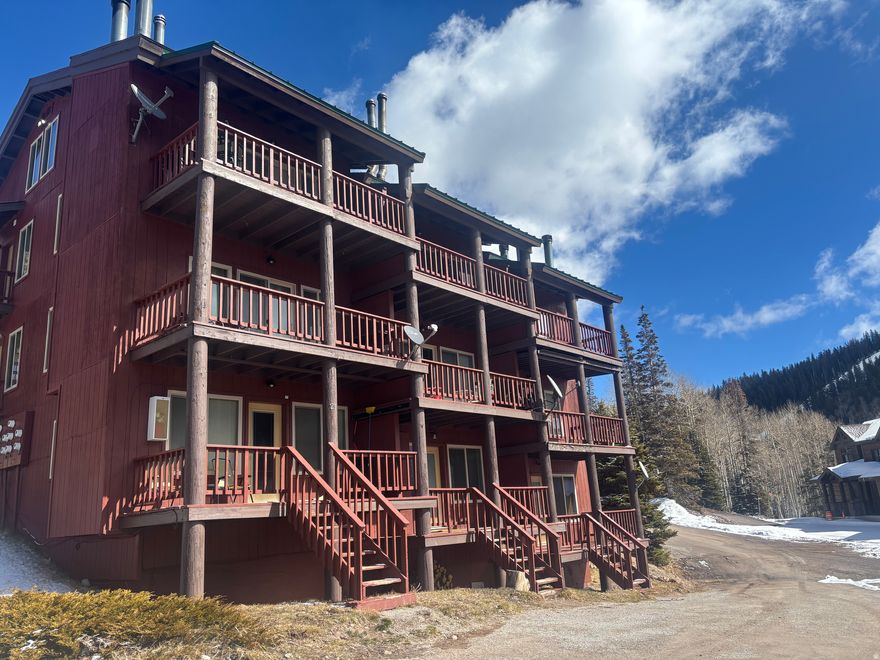 Nestled in the heart of Eagle Point Resort, this inviting STUDIO condo boasts stunning views of the black diamond slopes and scenic Beaver Canyon. Ideal as a personal getaway or income-producing rental, this property offers both convenience and opportunity. Road and water dues are $540 per quarter.