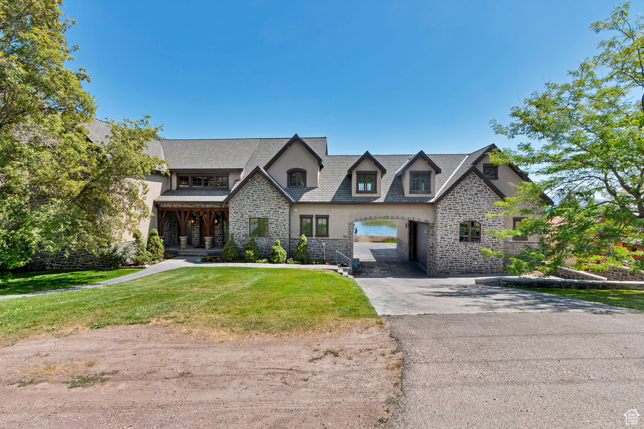 Main image without alt text