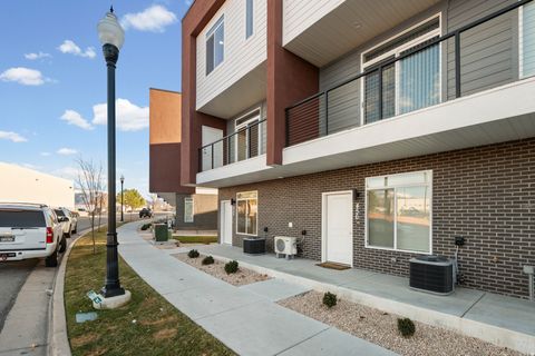 Townhouse For Sale - 458 E Depot St<br/> Clearfield, UT 84015