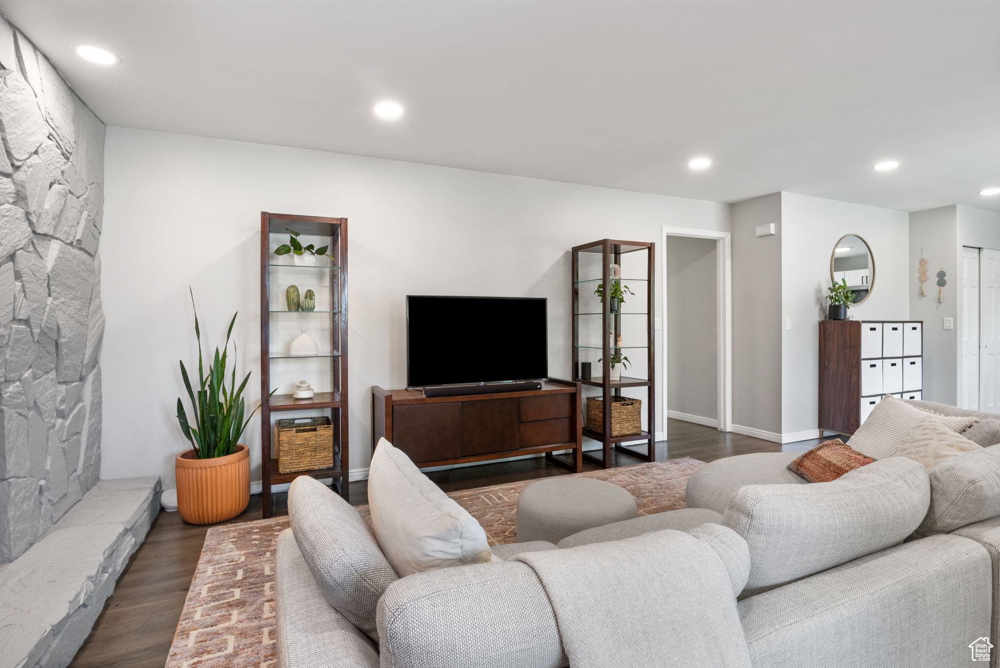 Murray, Utah 84107, United States, 3 Bedrooms Bedrooms, ,2 BathroomsBathrooms,Residential,Active,195326