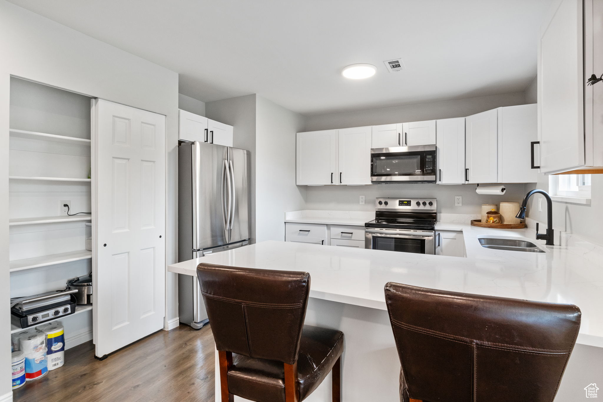 Murray, Utah 84107, United States, 3 Bedrooms Bedrooms, ,2 BathroomsBathrooms,Residential,Active,195326