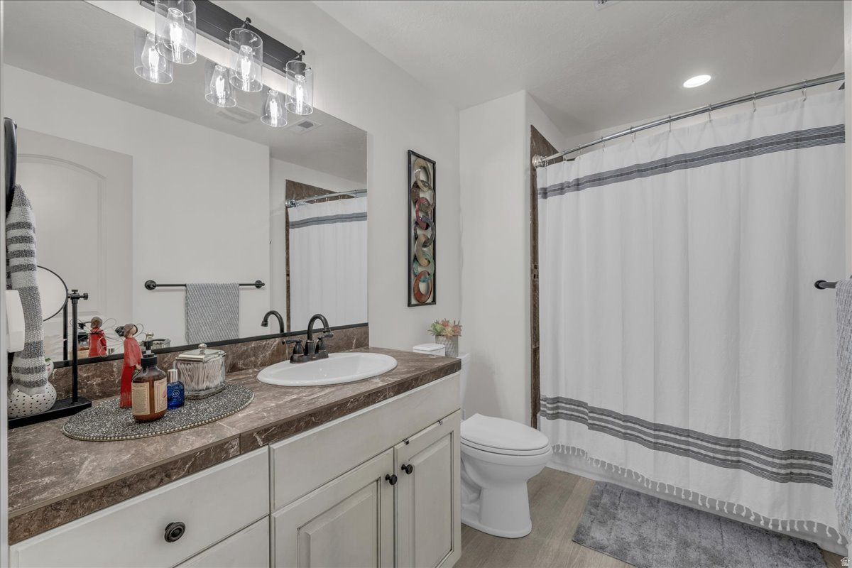 CREEKSIDE TOWNHOMES - Residential