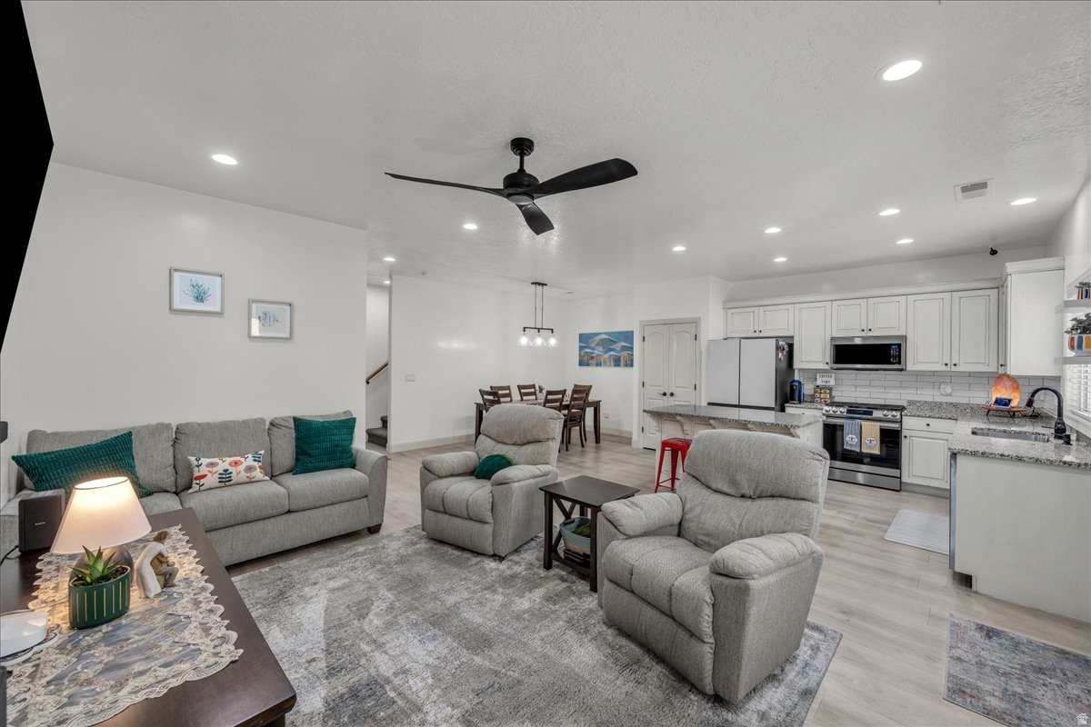 CREEKSIDE TOWNHOMES - Residential