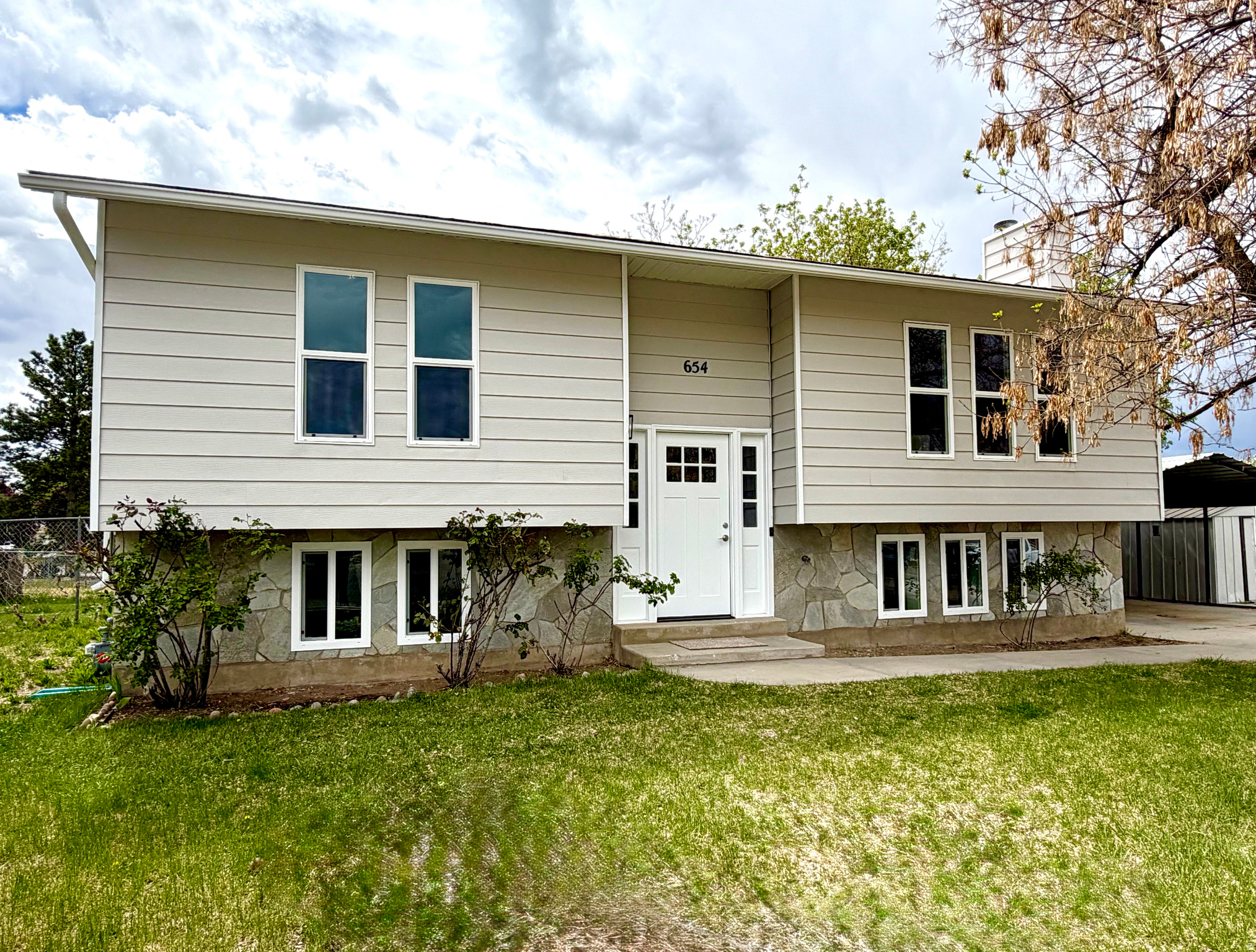 Main image without alt text