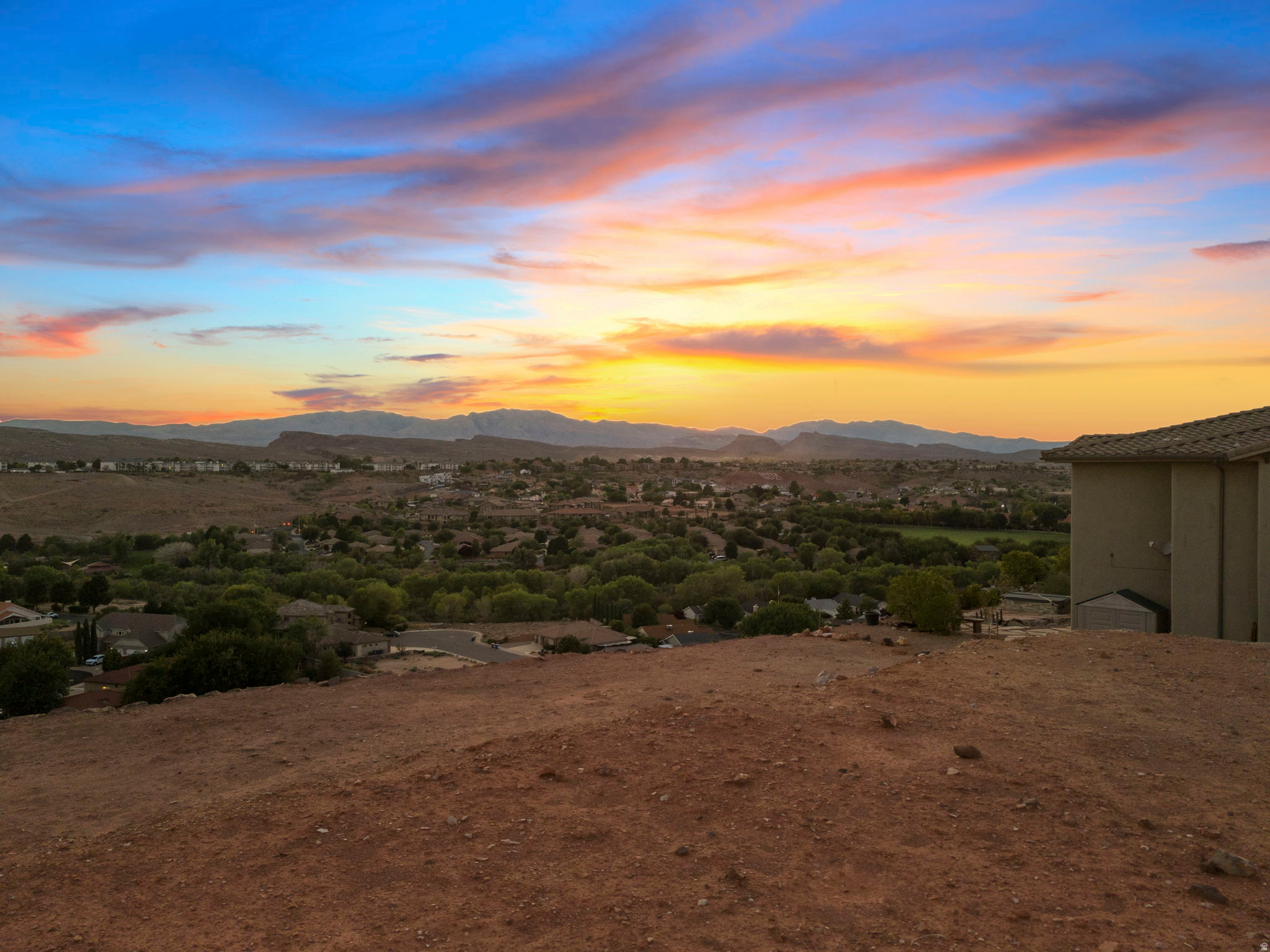 WHISPER RIDGE - Land