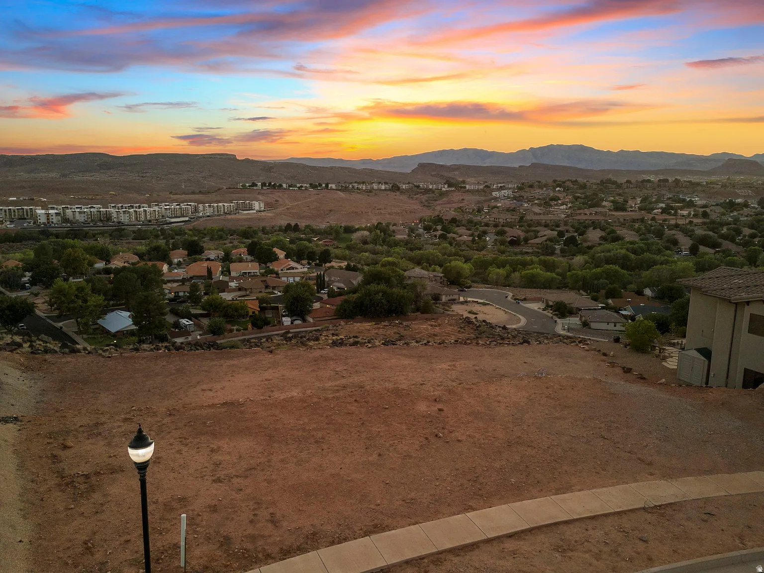 WHISPER RIDGE - Land