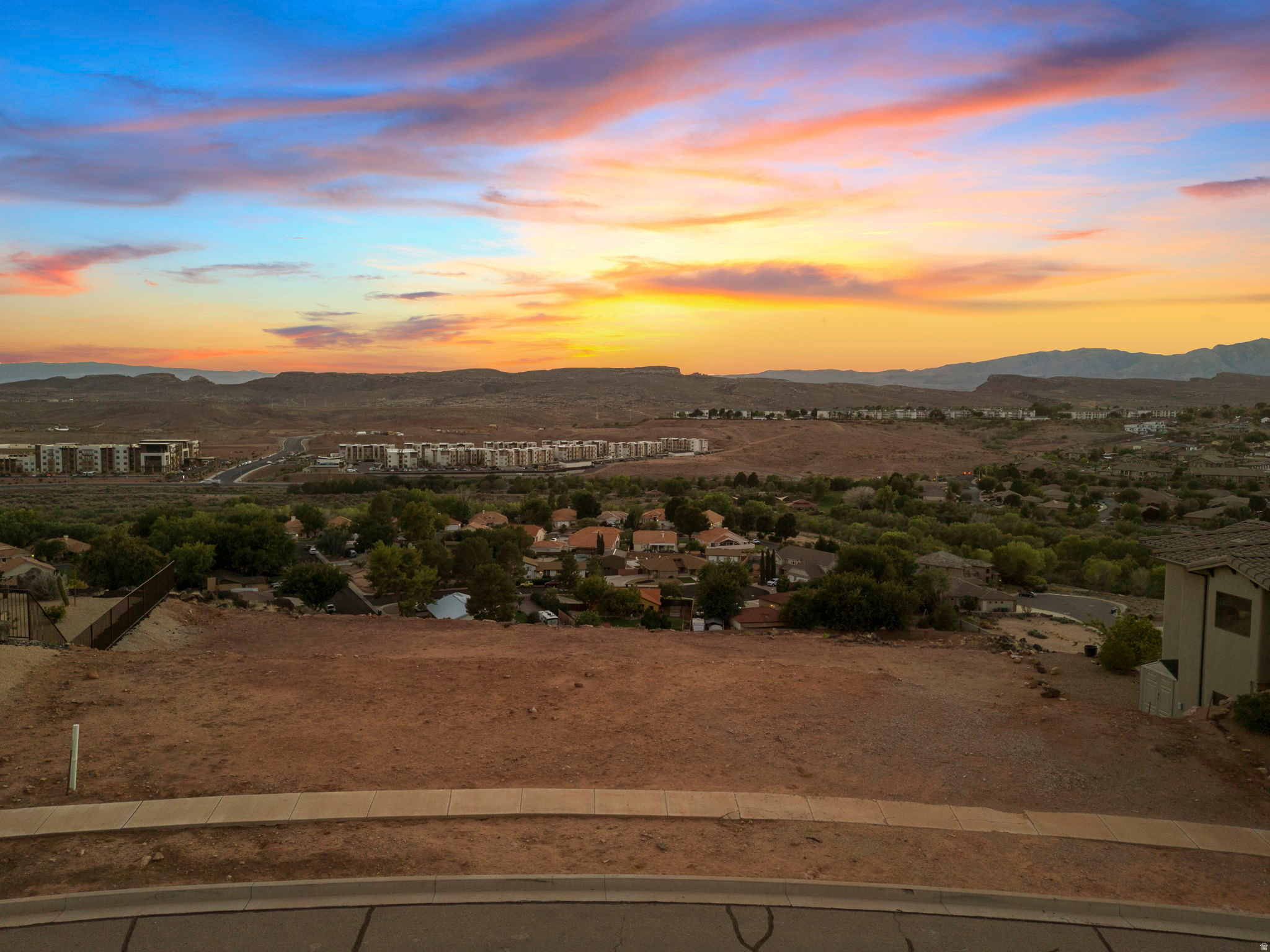 WHISPER RIDGE - Land