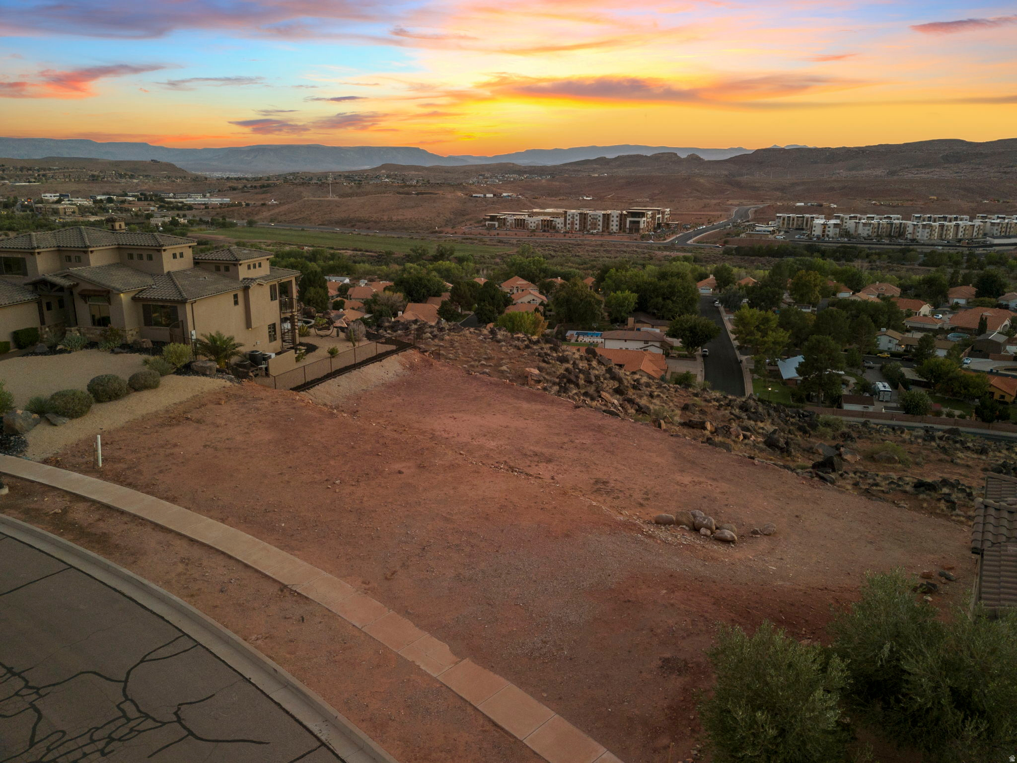 WHISPER RIDGE - Land