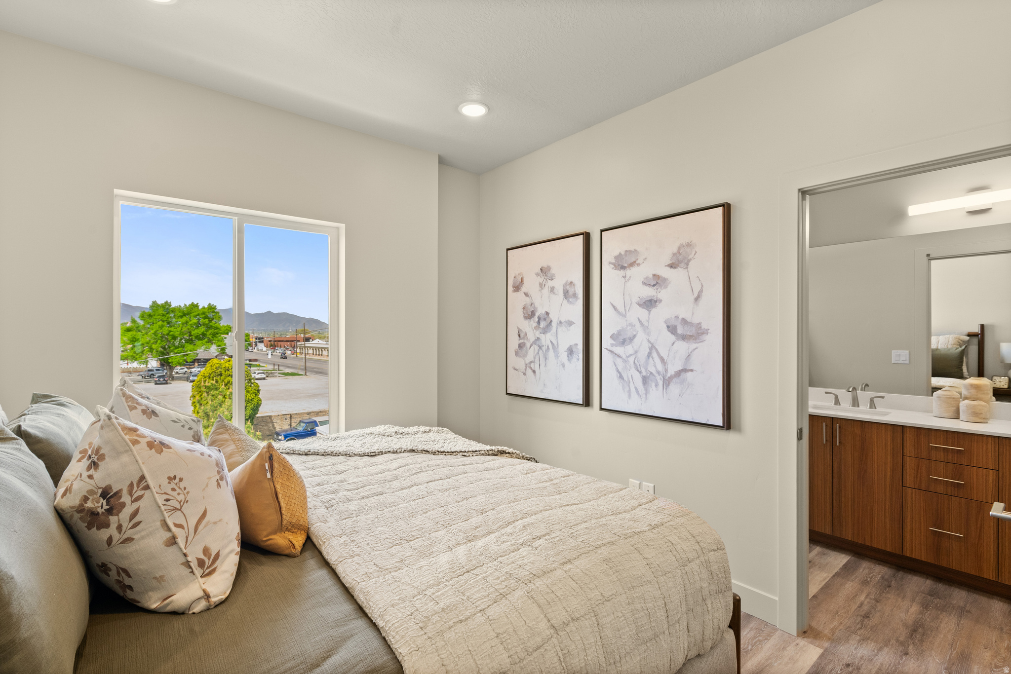 LATITUDE 40 - Residential