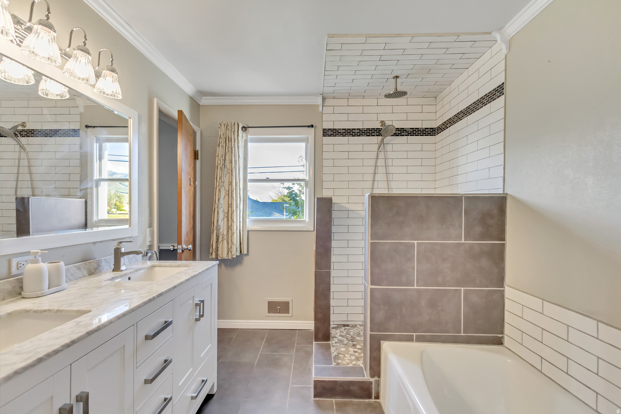 THOMPSON & PACKER - Residential