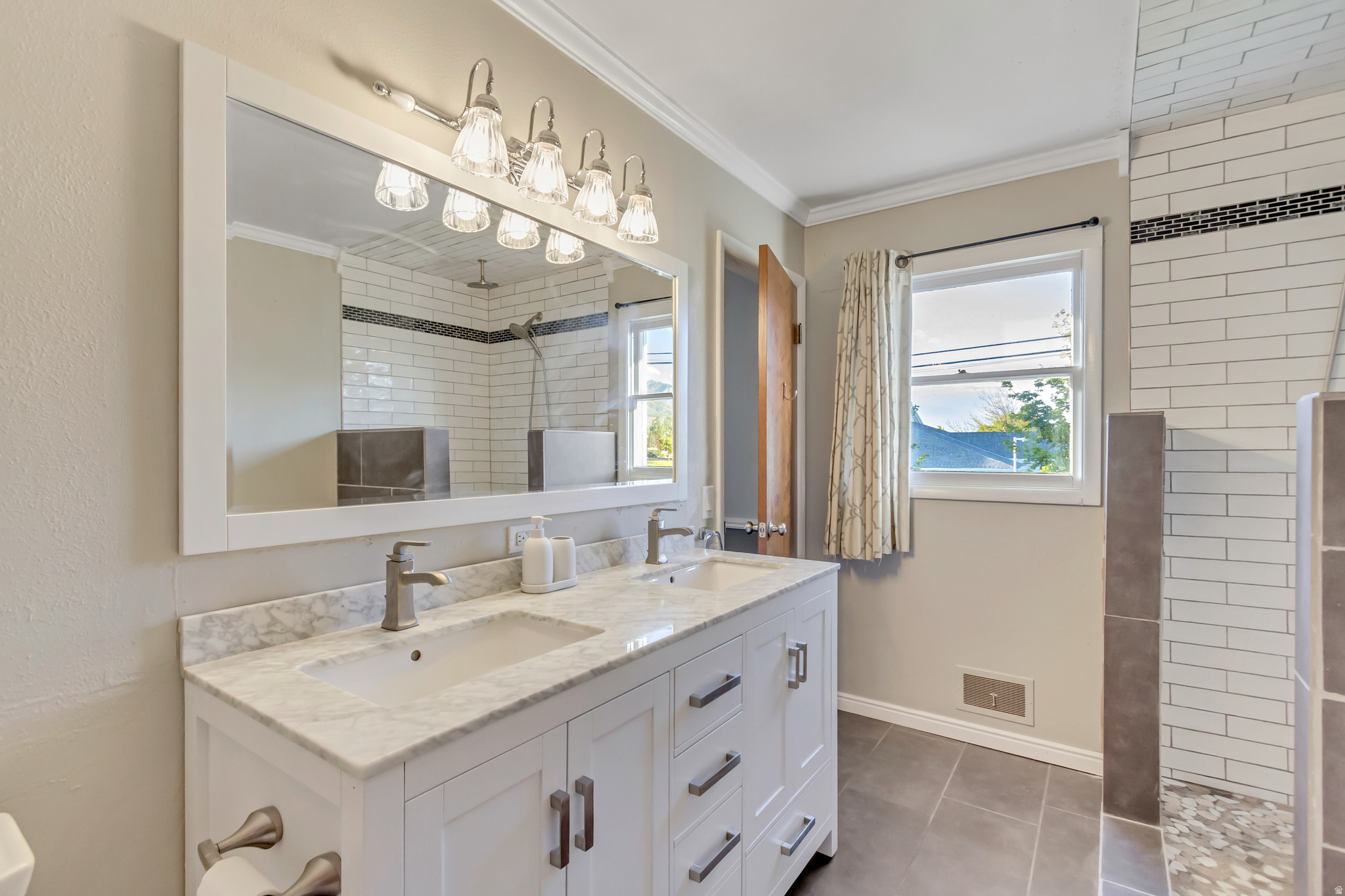 THOMPSON & PACKER - Residential