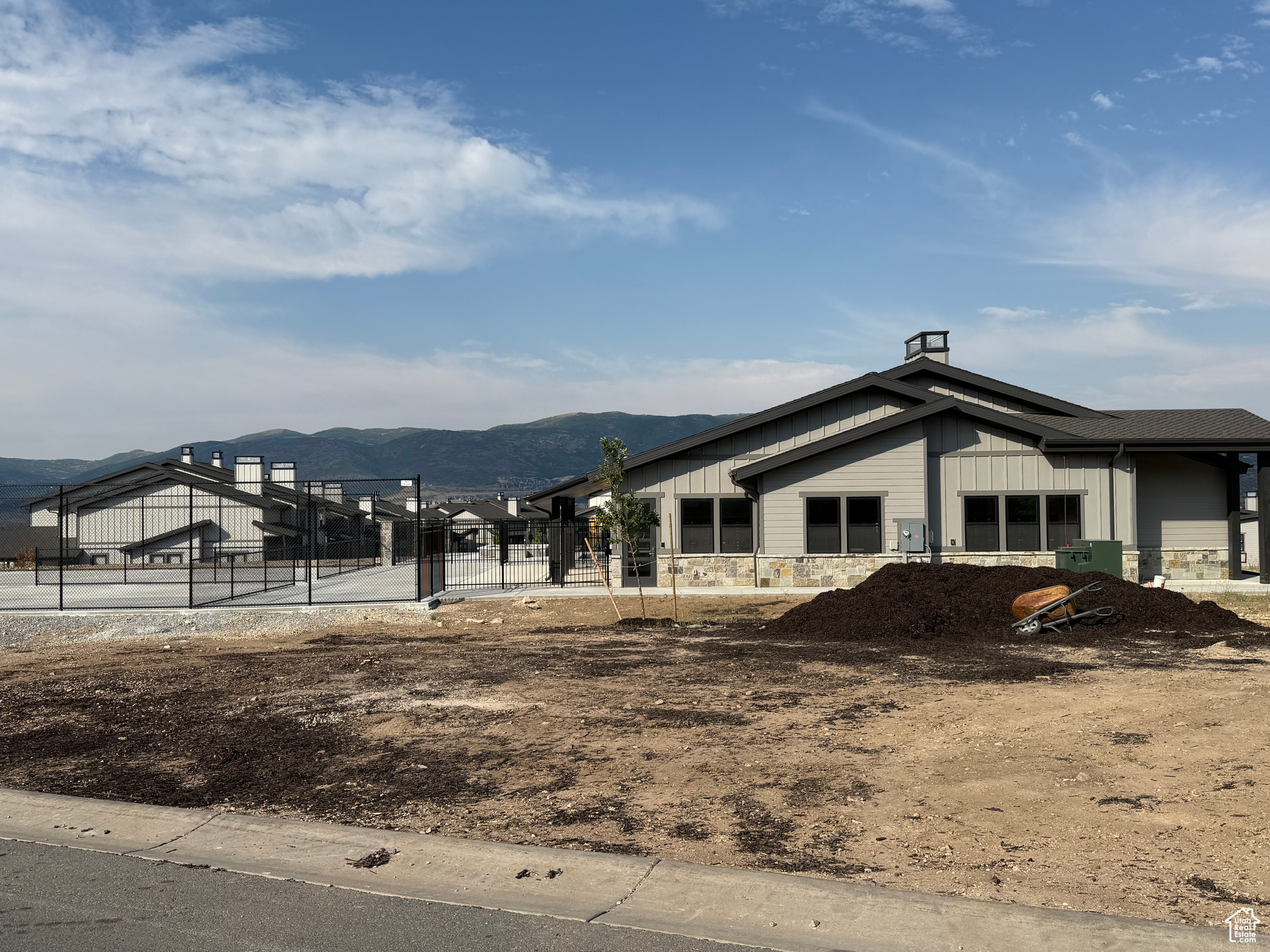 MAYFLOWER LAKESIDE - Residential