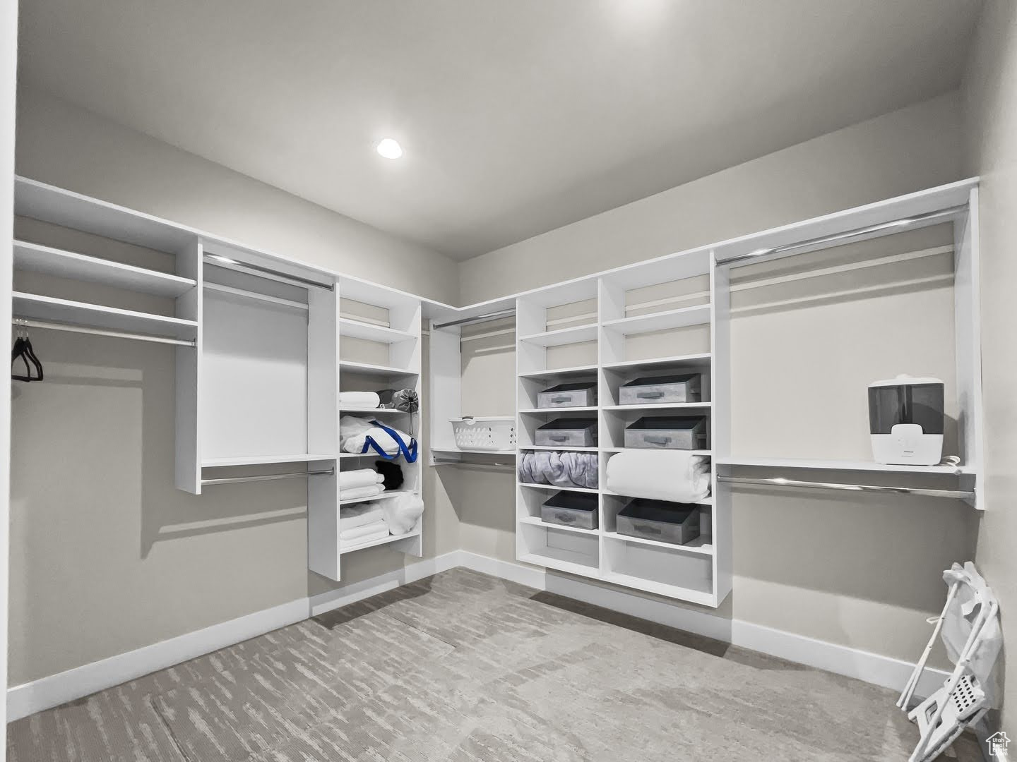 MAYFLOWER LAKESIDE - Residential
