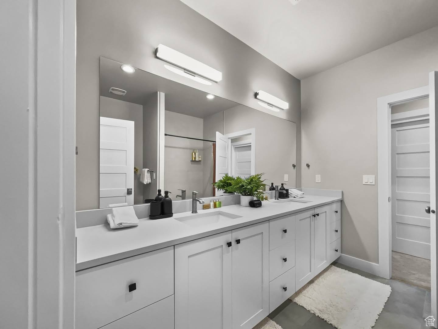 MAYFLOWER LAKESIDE - Residential