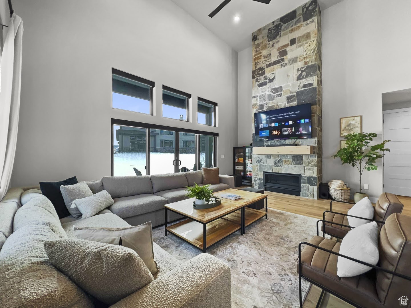 MAYFLOWER LAKESIDE - Residential