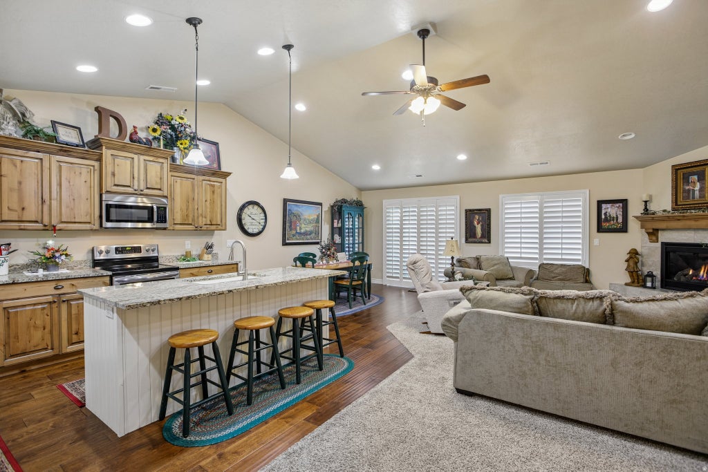 Photo of 482 HYDE PARK LN, Kaysville, UT 84037 (MLS # 2186761)