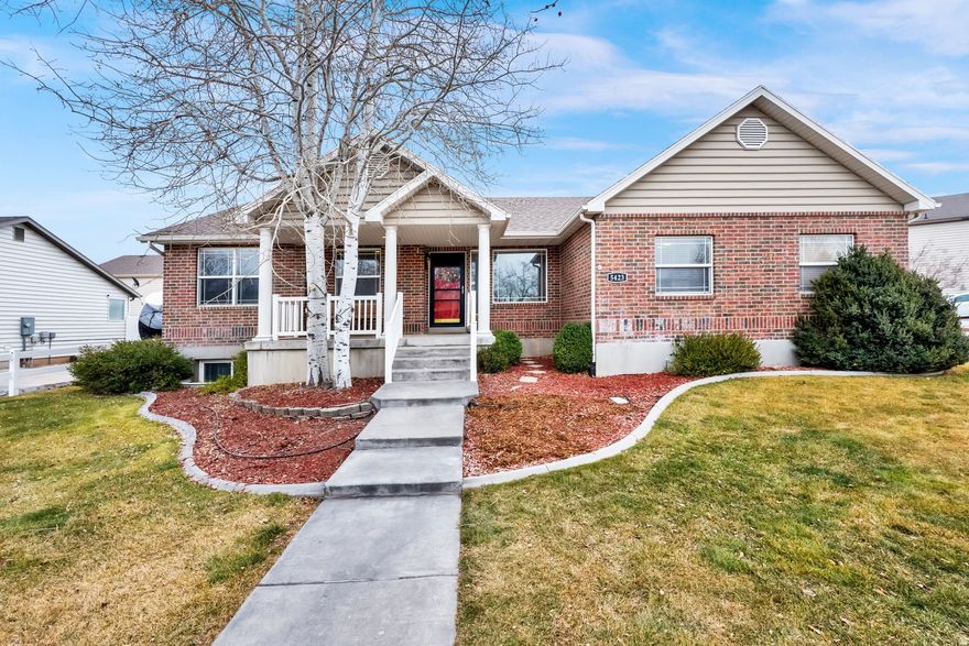 GORGEOUS UPDATED RAMBLER! Beautiful Updated Kitchen w/ White Cabinets, Granite Countertops, Double Ovens, Induction Range, Stainless Steel Appliances, Tile Backsplash, & Can Lights.  Luxury LVP Flooring, 3 Tone Paint w/ Accent Walls, Grand Master Bathroom w/ Separate Jetted Tub & Shower. Finished Basement w/ Large Family Room & 2 More Bedrooms. Large, Fenced Yard. Great Curb Appeal w/ Side Entry Garage.  Quiet Neighborhood.  SHOWS GREAT!