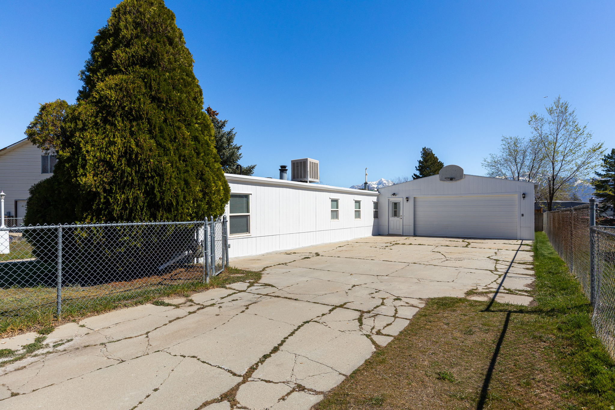 THE COUNTRY SQUIRE S - Residential