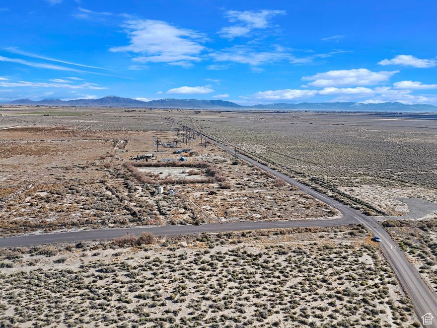 Located in the scenic Delta, Utah, this 4.6-acre parcel offers a fantastic opportunity for agricultural or development use. The property INCLUDES A WELL AND 3 water rights . Whether you're looking to farm, ranch, or create a custom development, this property provides essential water access in a desirable location.