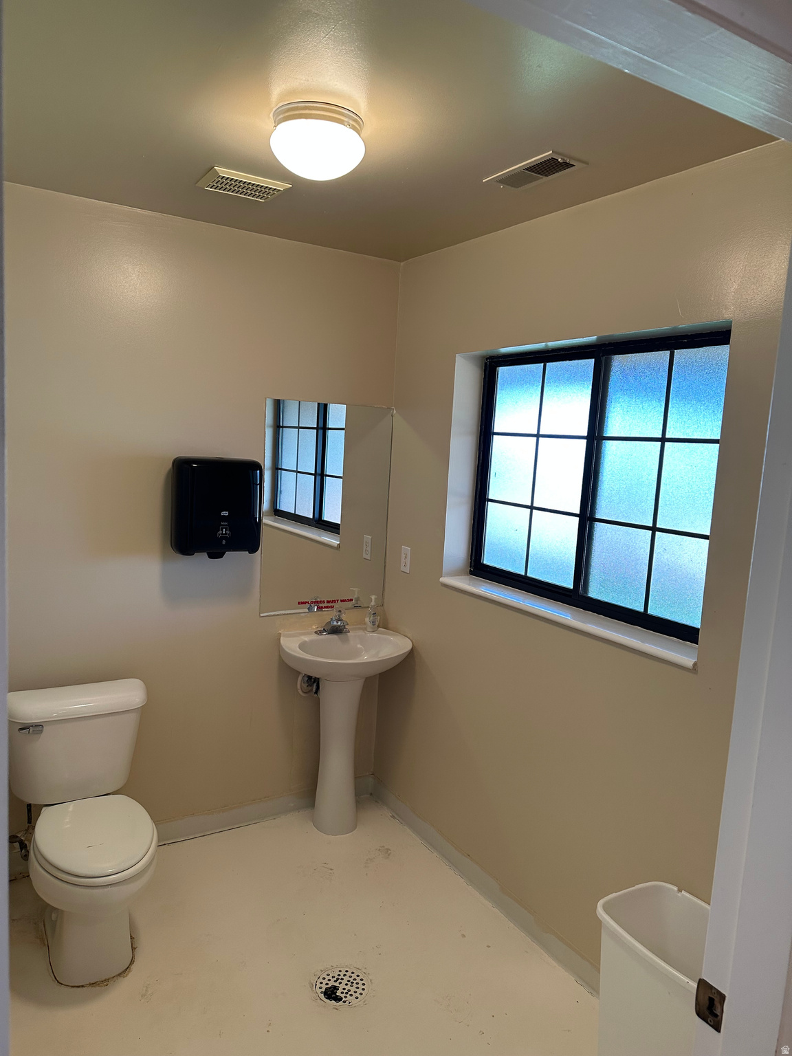 Main image without alt text