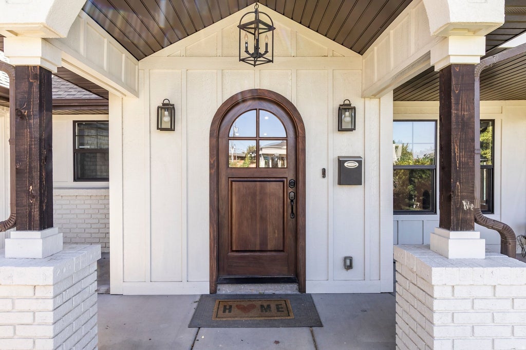 Photo of 2954 E OAKRIDGE DR, Salt Lake City, UT 84109 (MLS # 2183434)