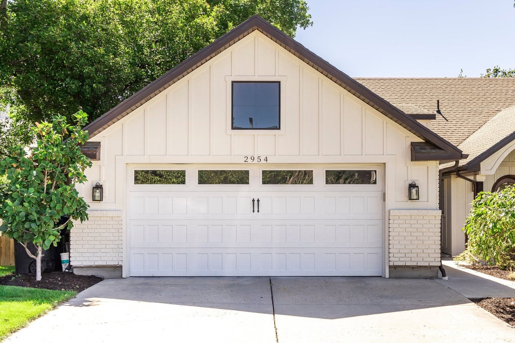 Photo of 2954 E OAKRIDGE DR, Salt Lake City, UT 84109 (MLS # 2183434)