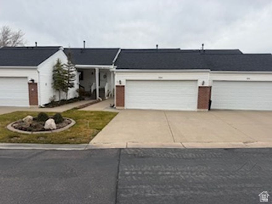 Beautiful, quiet cul-de-sac. senior living at it's finest. Main floor primary bedroom has a large private bath, large closet. Dinning area and family room have great views and vaulted ceilings. Upstairs is a nice "den/reading area or office space". Basement has a large family room, & wet bar.