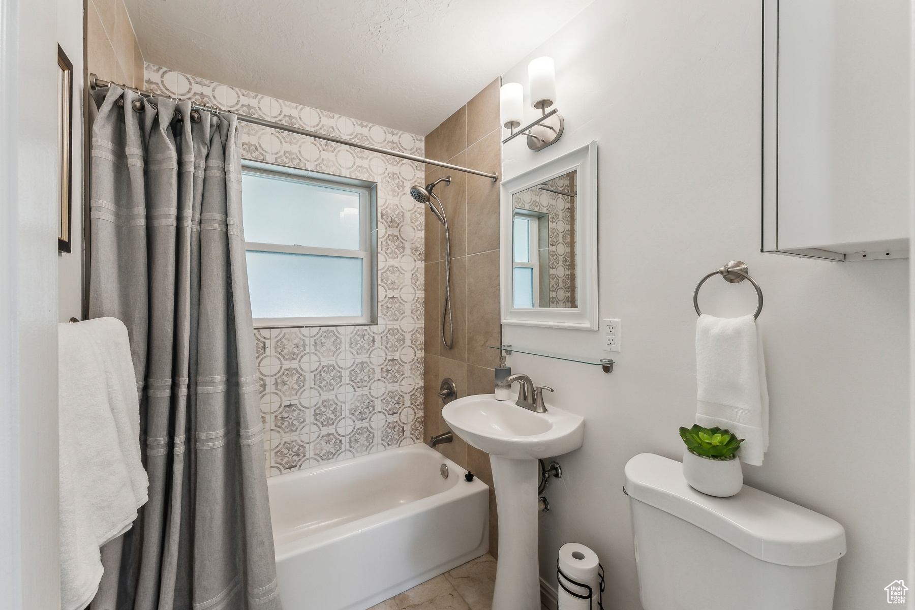 Murray, Utah 84107, United States, 4 Bedrooms Bedrooms, ,2 BathroomsBathrooms,Residential,Pending,17807