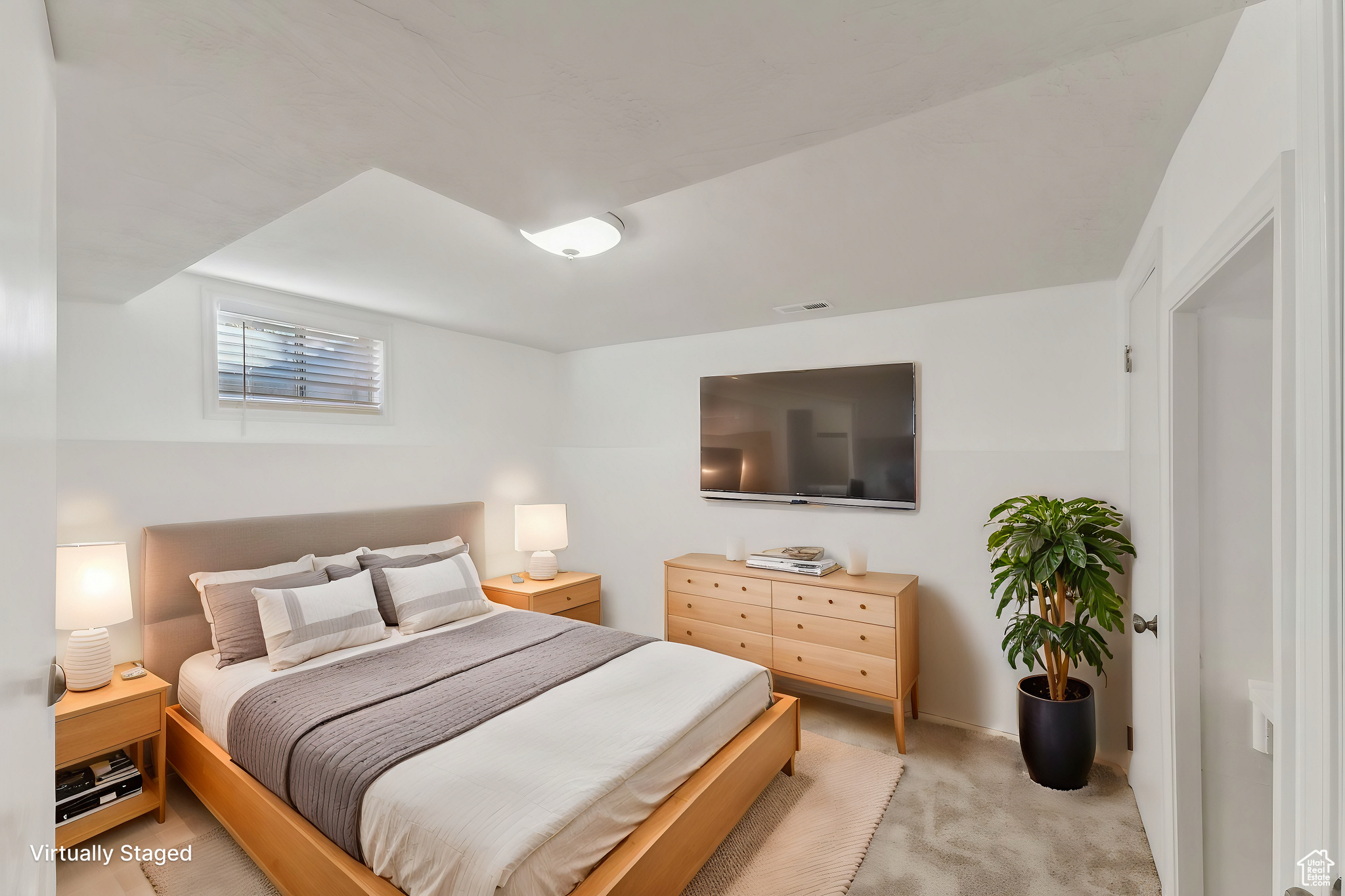 Murray, Utah 84107, United States, 4 Bedrooms Bedrooms, ,2 BathroomsBathrooms,Residential,Pending,17807