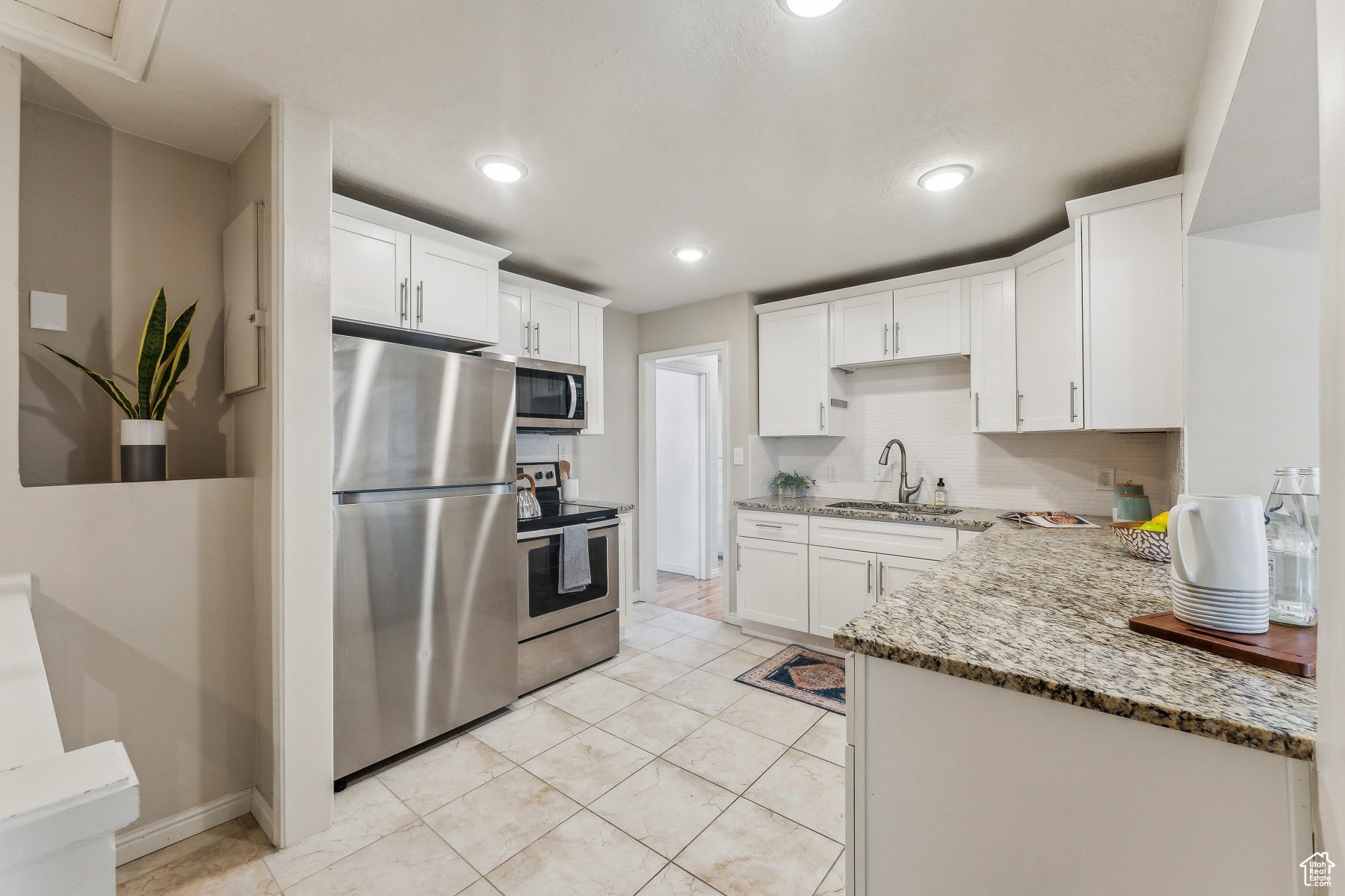 Murray, Utah 84107, United States, 4 Bedrooms Bedrooms, ,2 BathroomsBathrooms,Residential,Pending,17807