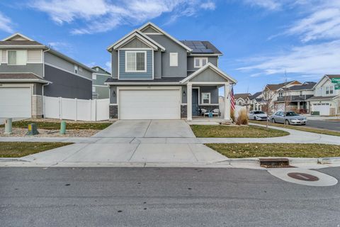 Photo of 192 E CROWN POINT DR, Saratoga Springs, UT 84045 (MLS # 2128865)