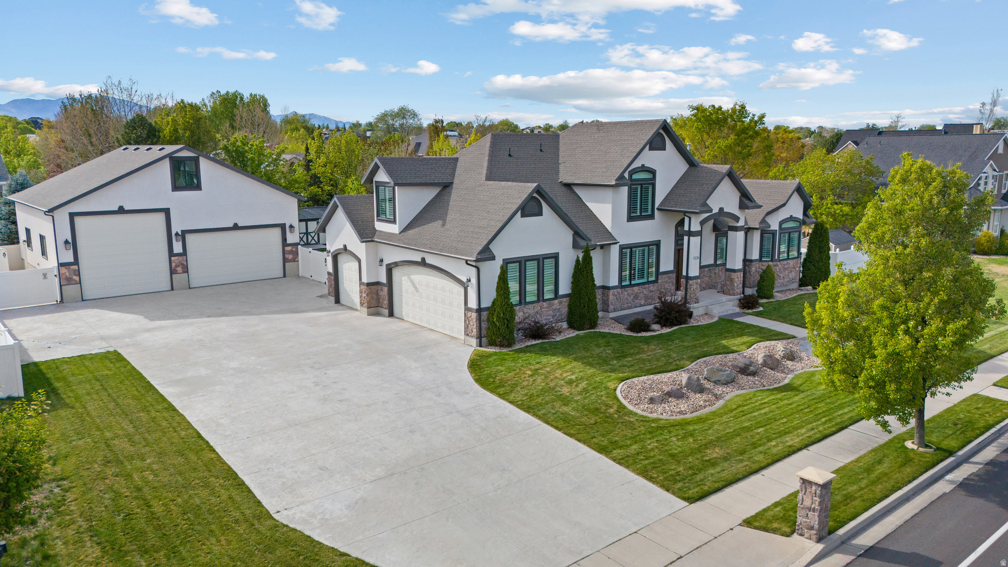 PARKWAY PALISADES - Residential