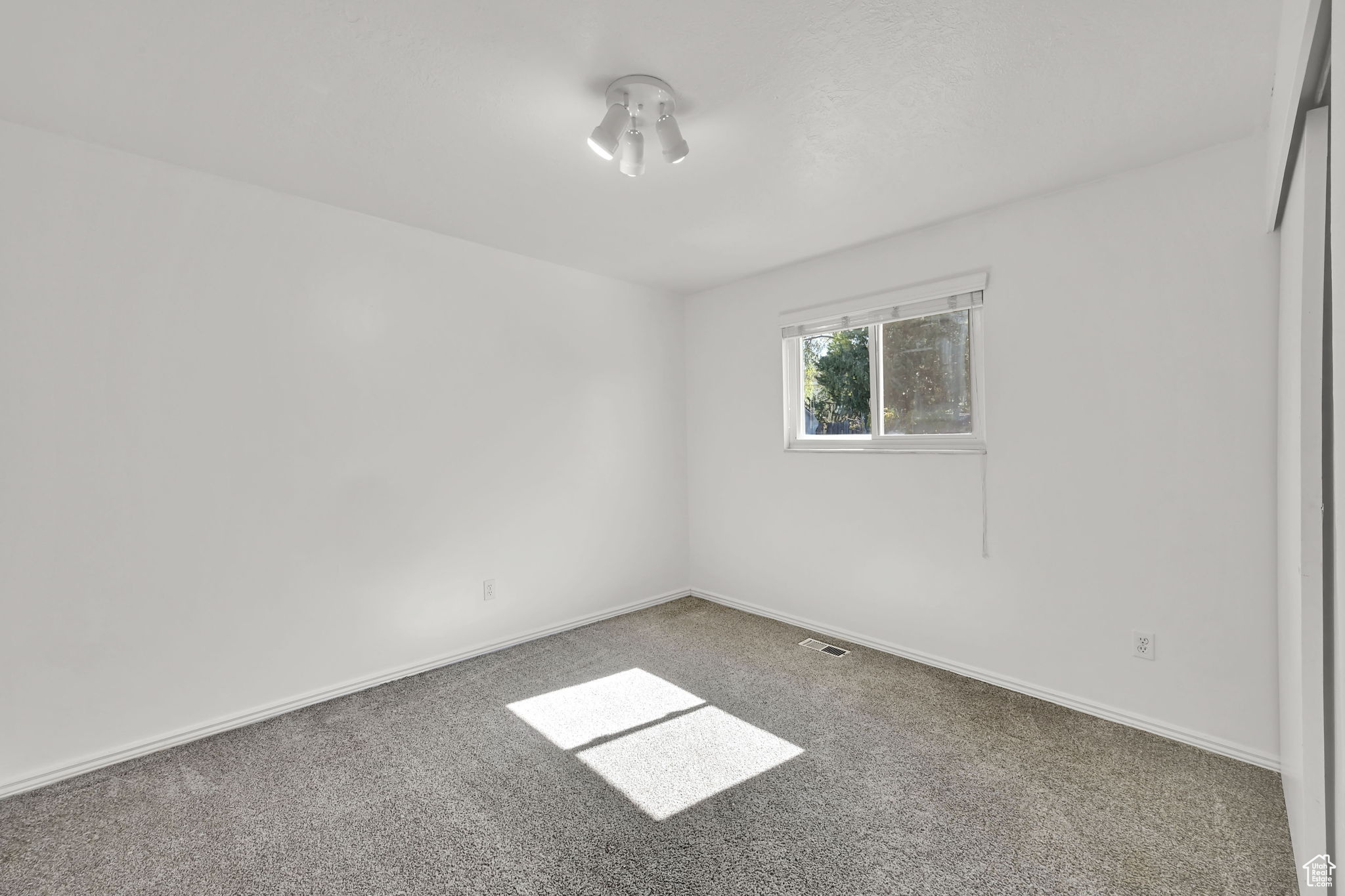 Roy, Utah 84067, United States, 5 Bedrooms Bedrooms, ,2 BathroomsBathrooms,Residential,Pending,119378