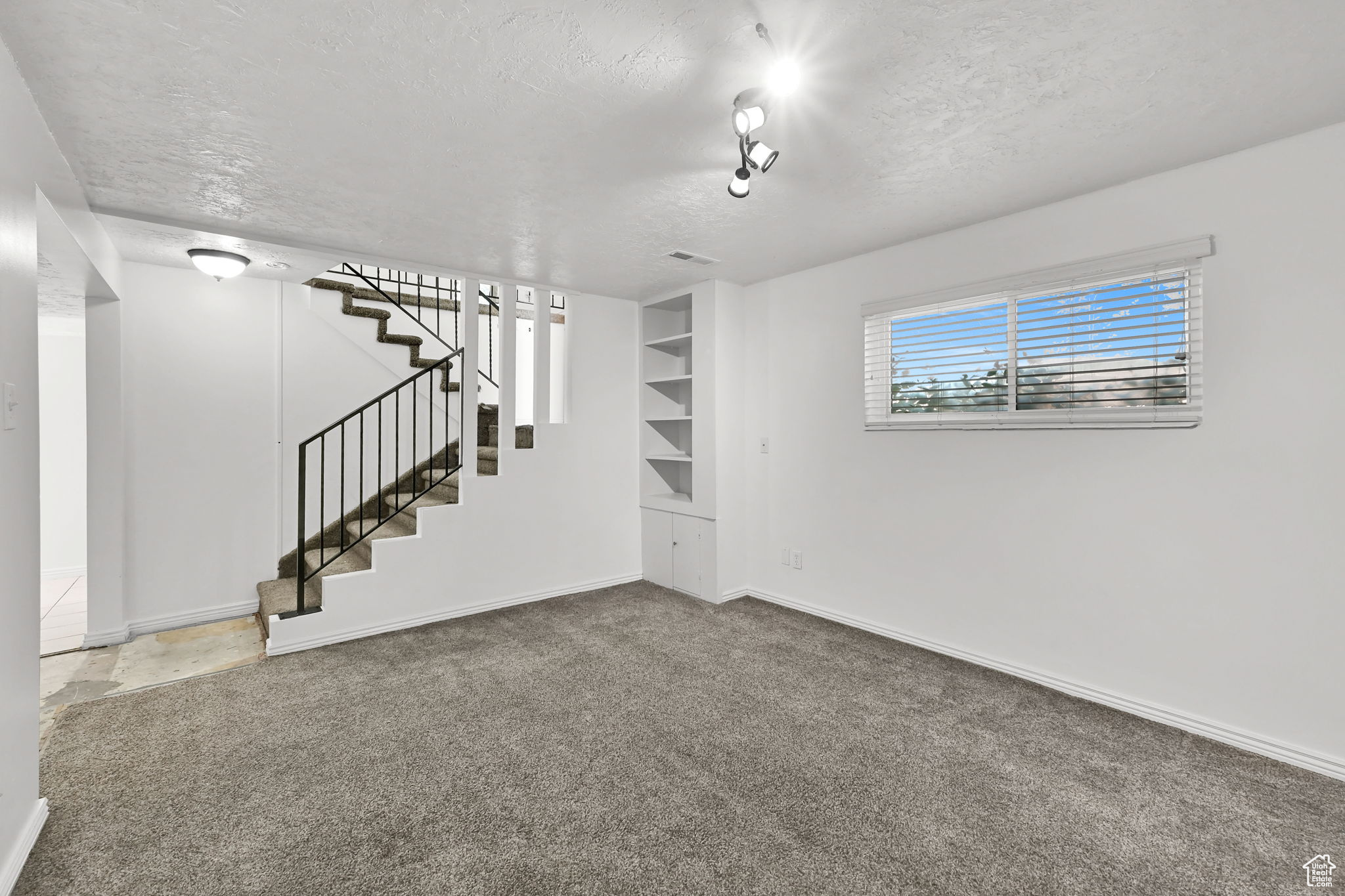 Roy, Utah 84067, United States, 5 Bedrooms Bedrooms, ,2 BathroomsBathrooms,Residential,Pending,119378